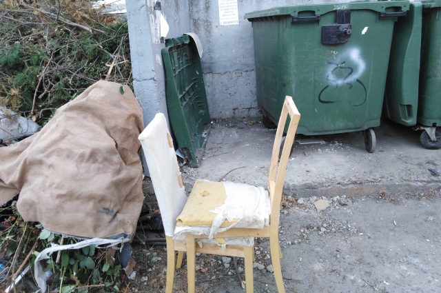 Ну не повезет человек на утилизацию через весь город один сломавшийся стул.
