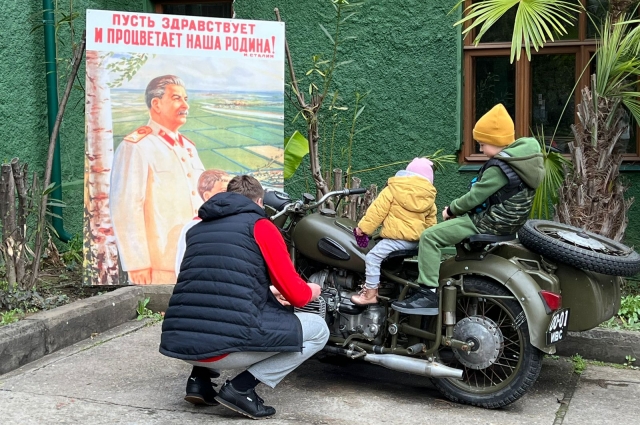На старом мотоцикле любят фотографироваться туристы.