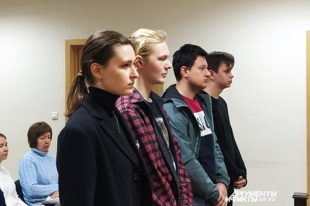 Наталья Пантелеева и Антон Грехов (первые слева) были рядом с Тимуром Бекмансуровым, когда началась стрельба.