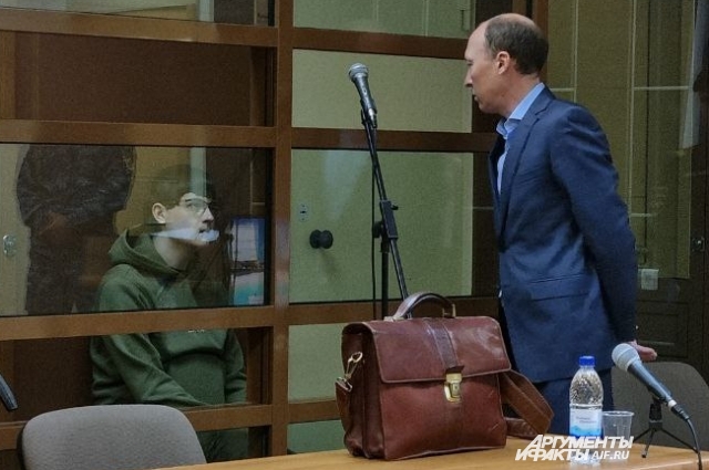 Тимур Бекмансуров общается с адвокатом перед началом заседания.