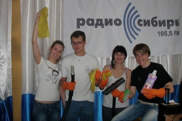 Сотрудники радиостанции во время генеральной уборки. Анна Кикина - крайняя слева.