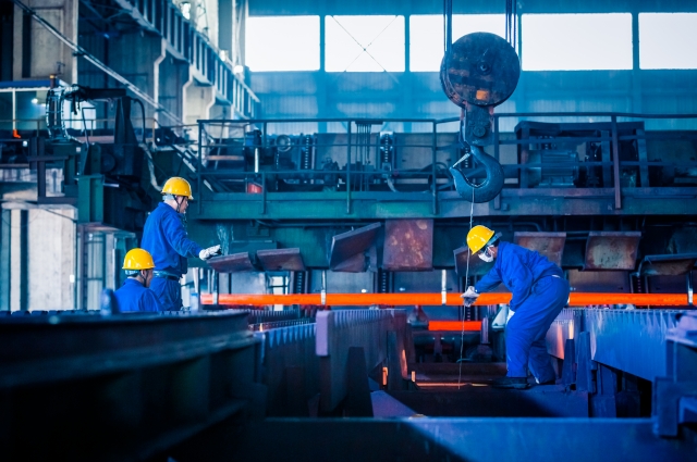 Из-за санкций и геополитических факторов многие предприятия идут на снижение прибыли, а значит, налог на прибыль падает.