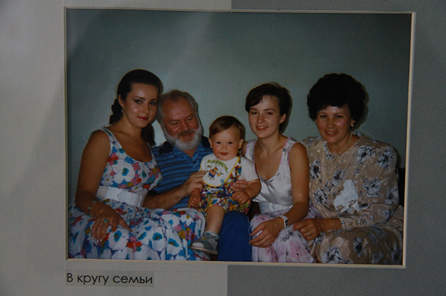 Герман Титов в кругу своей семьи.