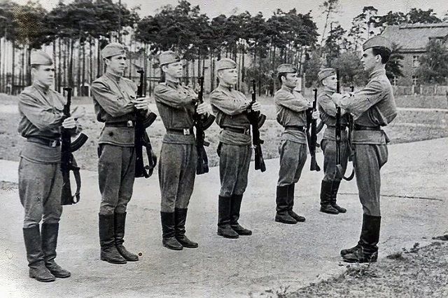Подготовка к параду Победы в Берлине в мае 1965 года