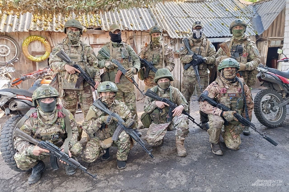 Фото к тексту Дмитрия Григорьева про бойца позывным Эскимос. На фото: Боец с позывным Эскимос с отрядом