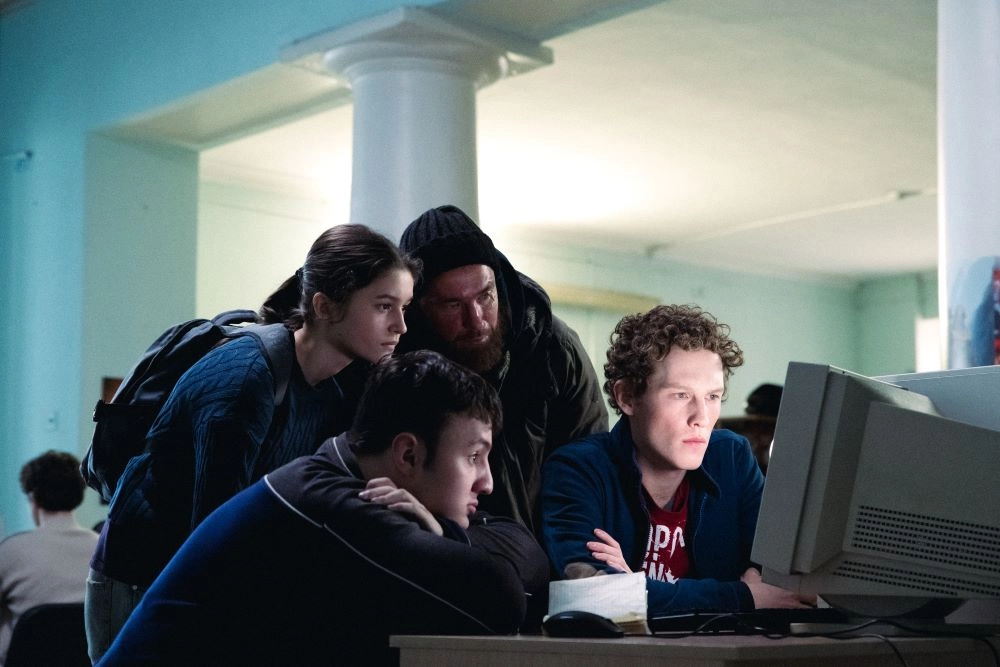 Персонажей-подростков сыграли молодые актеры. В первых двух сериях их даже больше, чем Александра Петрова