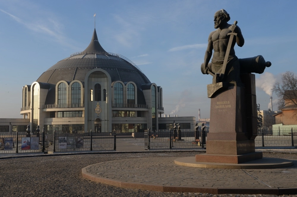 Памятник русскому промышленнику Никите Демидову перед зданием тульского государственного музея оружия.