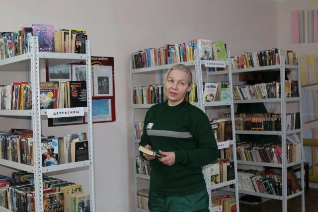 Заведующая библиотекой Елена.