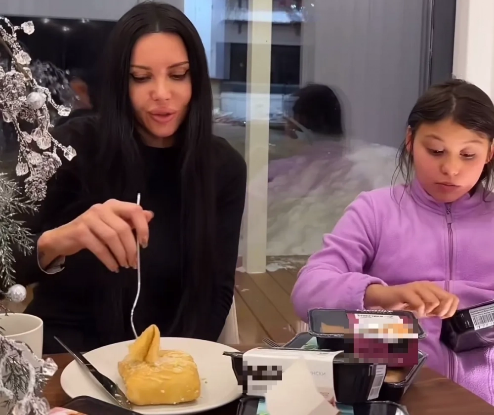 Оксана Самойлова с дочерью.