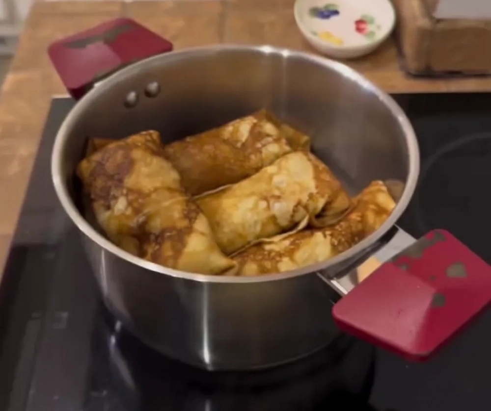 У Натальи Подольской получилась целая кастрюля блинчиков.