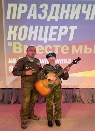 Руководитель Союза десантников Татарстана Юрий Суворов с участником концерта. 