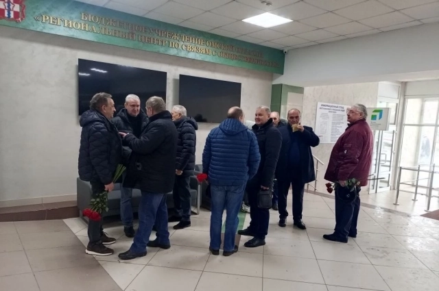 Многие пришли на церемонию прощания задолго до её начала.