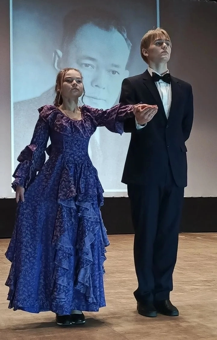 Они танцевали полонез.