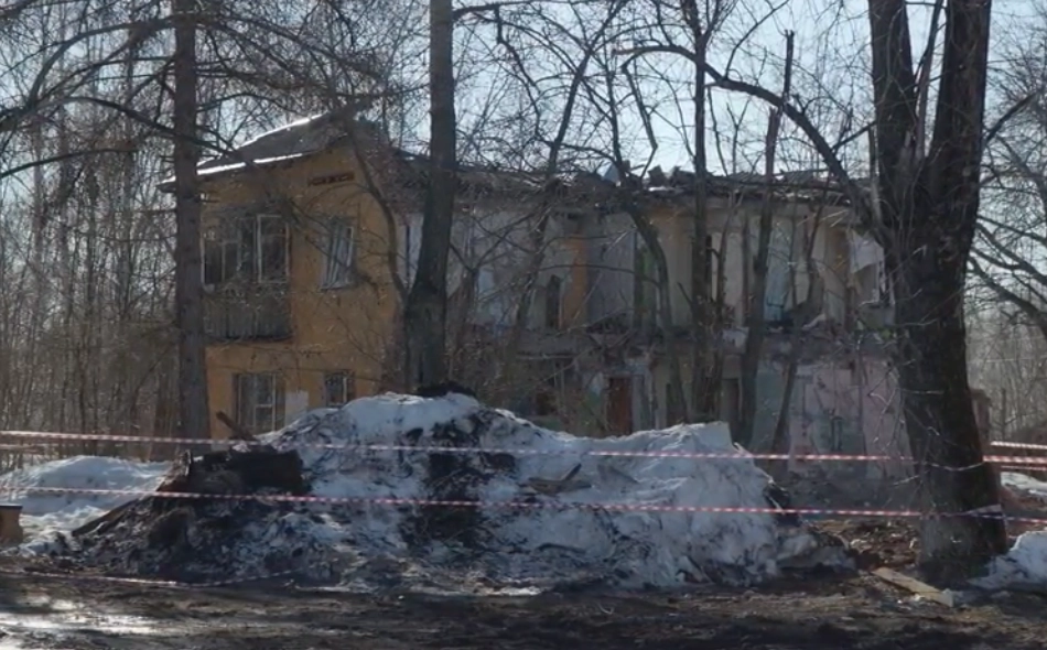 Мужчина живет в палатке