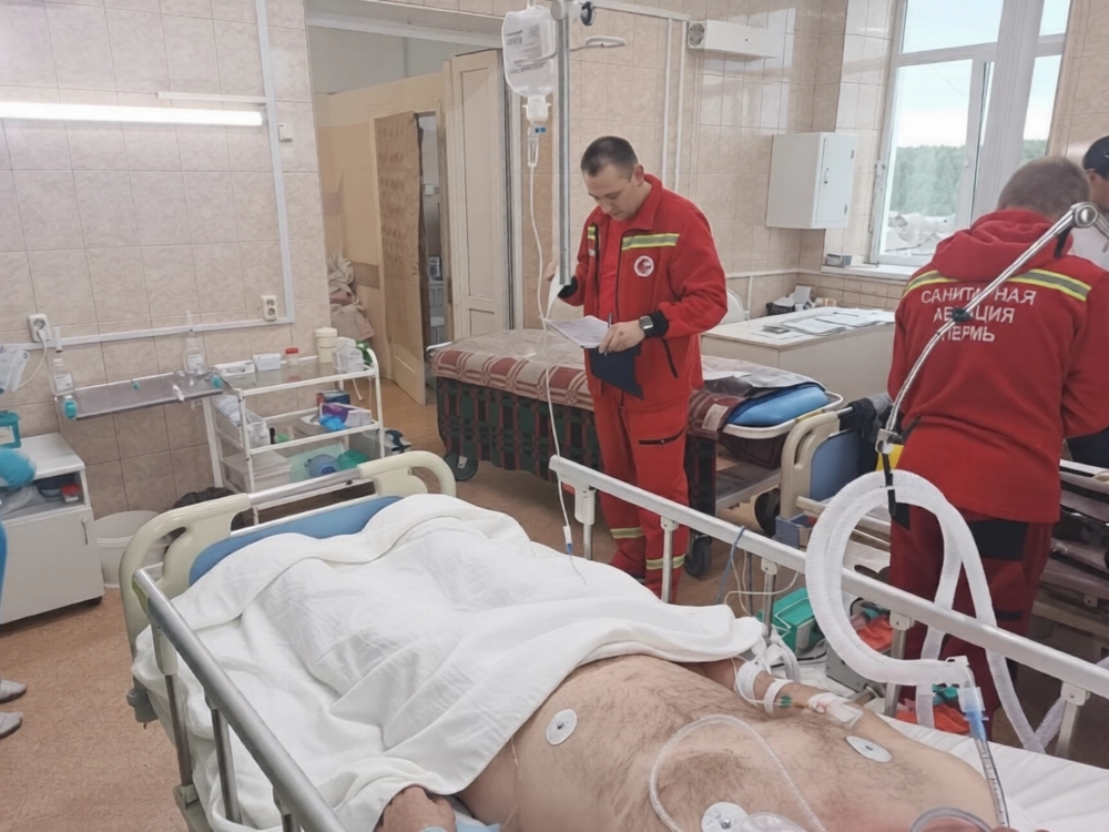 Операция прошла успешно. Пациент сейчас проходит лечение. 