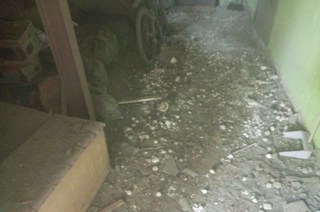 В подъезде.