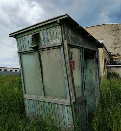 В будках даже попадались вещи.