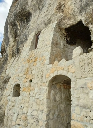 Так выглядит вход в храм монастыря Челтер-Марама.