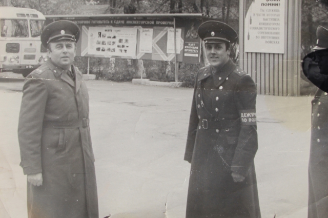 Капитан милиции СССР (справа) так и не получил ответа: почему медаль затерялась.