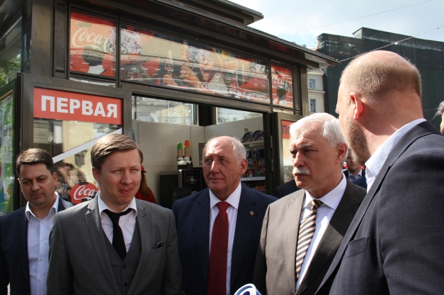 Губернатор Полтавченко посетил модернизированные киоски «Первой полосы».