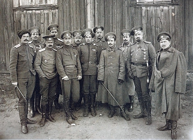 Козьма Крючков среди других Георгиевских кавалеров в центре. 