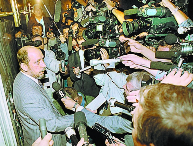 Пресс-секретарь президента России отвечает на вопросы журналистов. Вопросов много, 1992 г.
