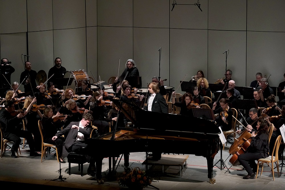 Завершился первый фестивальный вечер Концертом № 2 для фортепиано с оркестром Рахманинова, в котором солировал Денис Мацуев. 