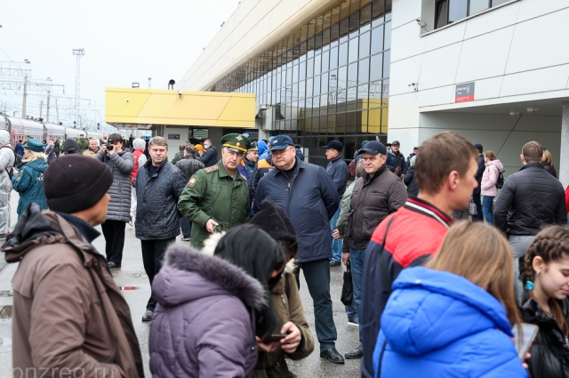 Прибывших с Донбасса встречал губернатор Пензенской области Олег Мельниченко.