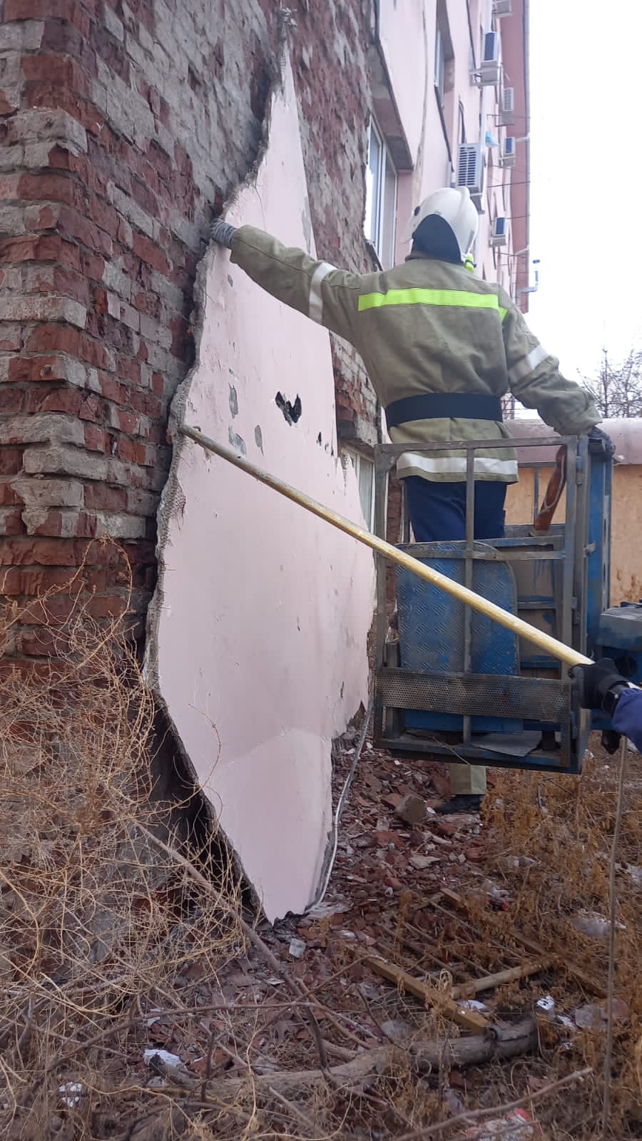Спасатели демонтируют куски штукатурки с аварийного общежития в Астрахани