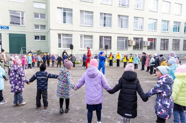 В Екатеринбурге впервые за 34 года благоустроили дорожку, ведущую к школе