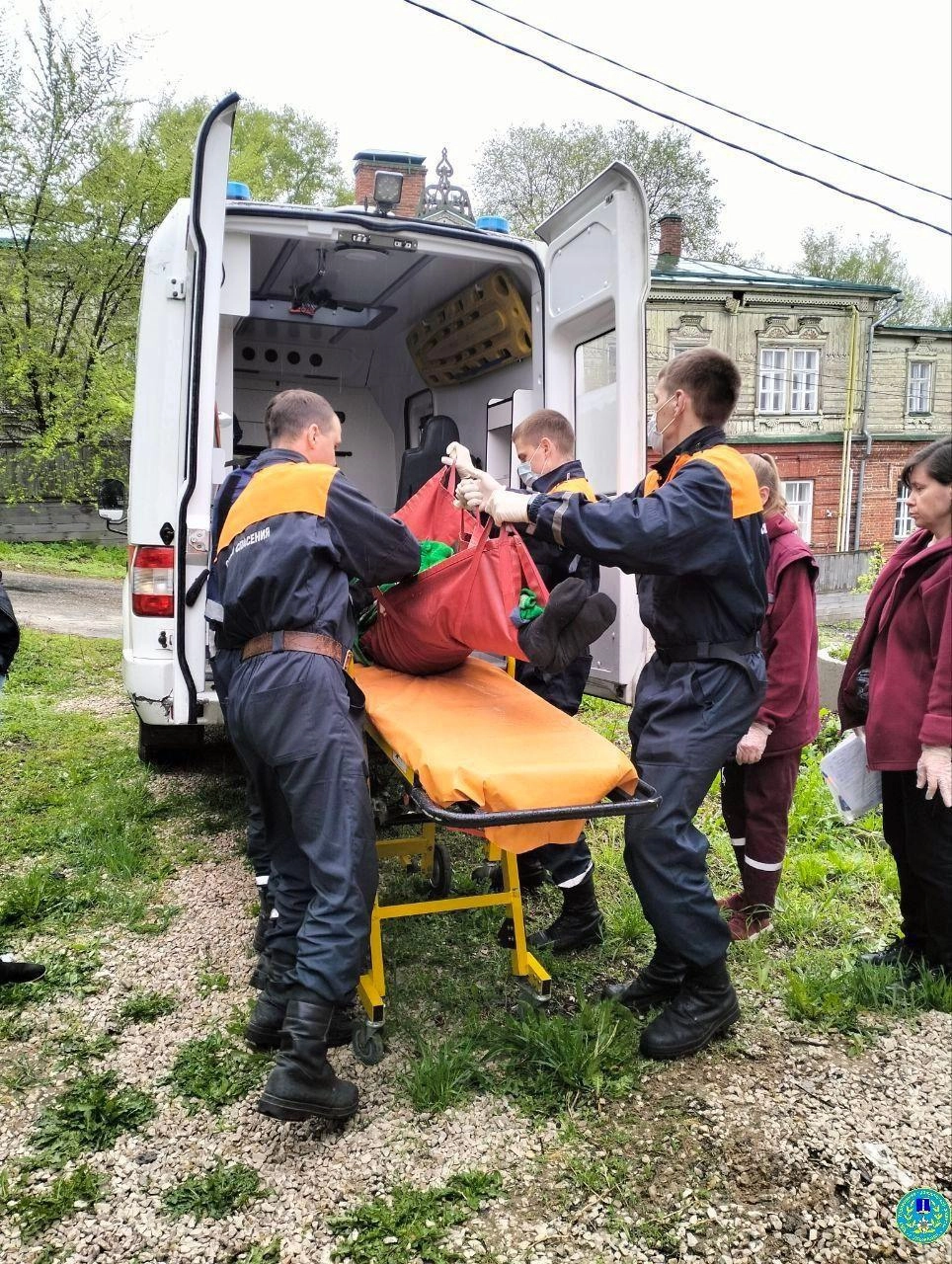 Ульяновские спасатели помогли медикам донести пациента до машины скорой |  АиФ Ульяновск