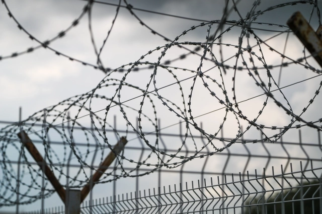 Если женщина видит себя в тюремной камере, это может означать что она устала быть хорошей и правильной, но боится это признать.