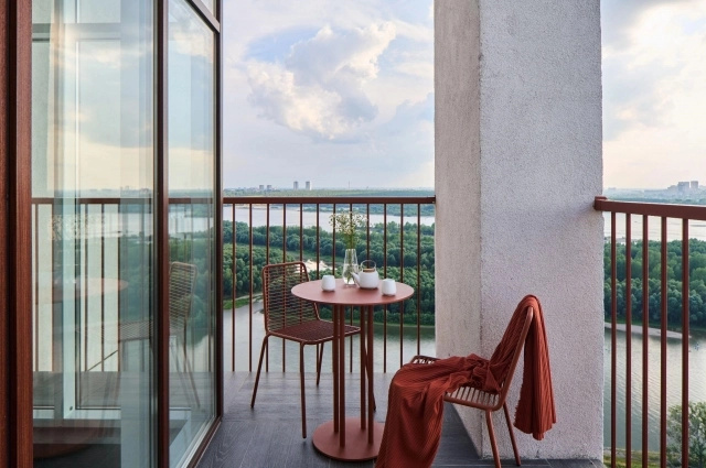 Панорамные окна позволяют впустить в квартиру много света.