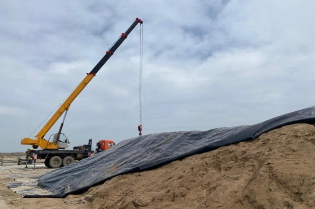 Завезённый из Анапы песок с мазутом четыре месяца ждал решения своей судьбы.