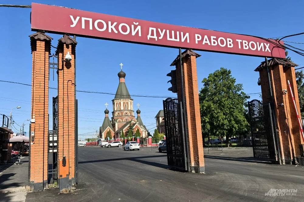 «Так и не вышла замуж». Кто навещает могилы бандитов на Хованском кладбище