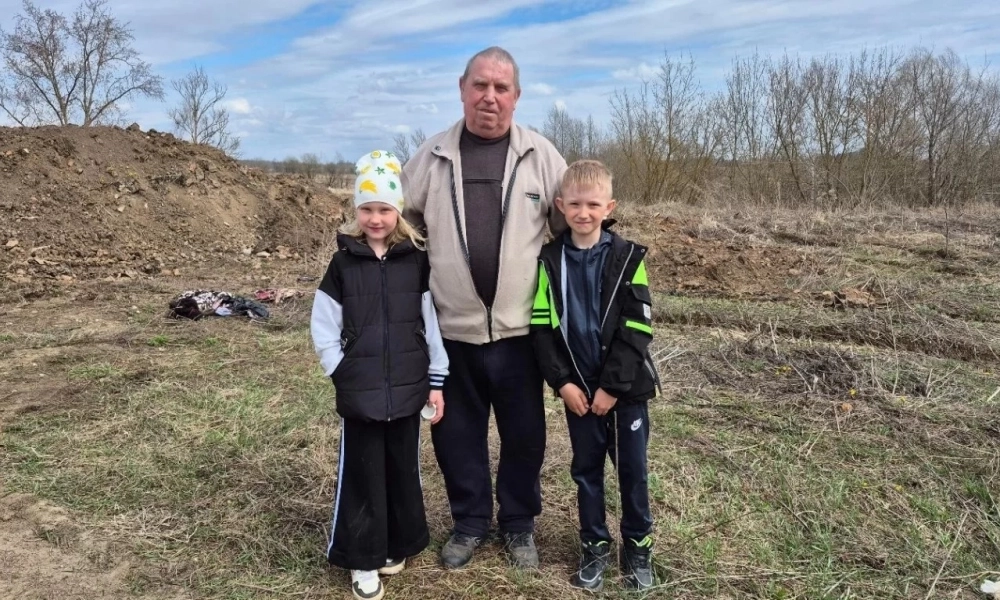 Анатолий Новиков со спасённой Анной и внуком Андреем.