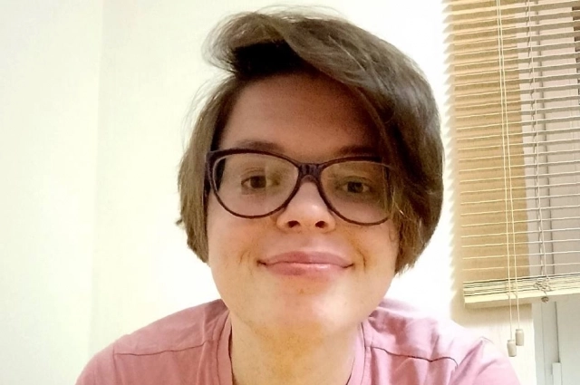 Лидия после того, как отрезала волосы.