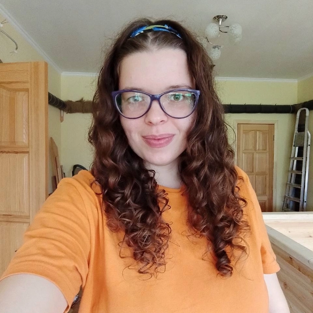 Девушка занимается фармакологией.