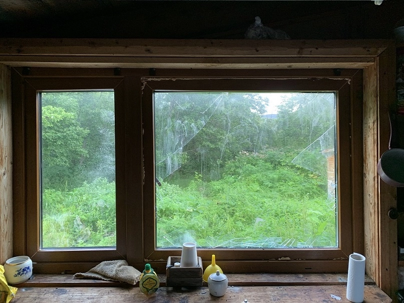 Один стеклопакет косолапый разбил.