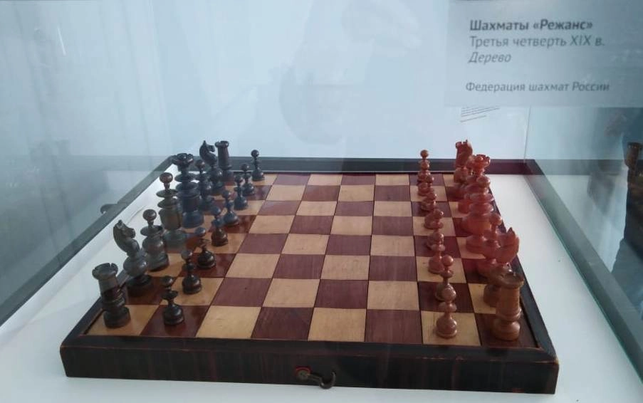 Возможно, именно такой комплект шахмат использовали Толстой и Тургенев, играя в знаменитом парижском кафе  «Режанс». 