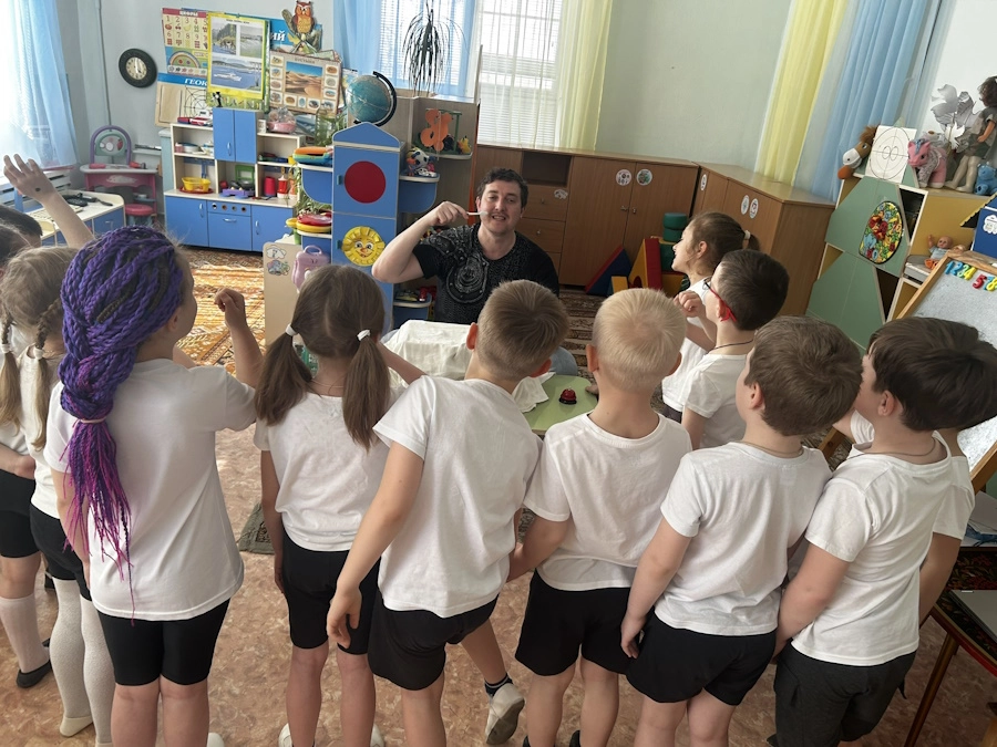 Научить детей правильно чистить зубы не менее важно, чем рассуждать.