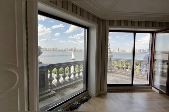 Квартира имеет панорамный вид на весь город.