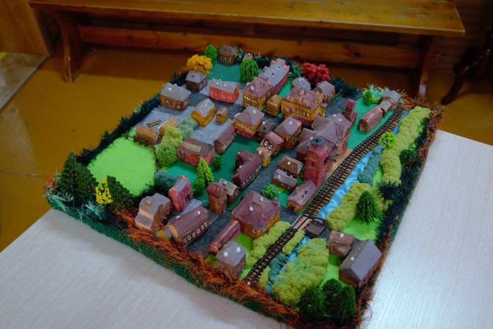 Некоторые из этих домиков можно передвигать, изучая историю посёлка.