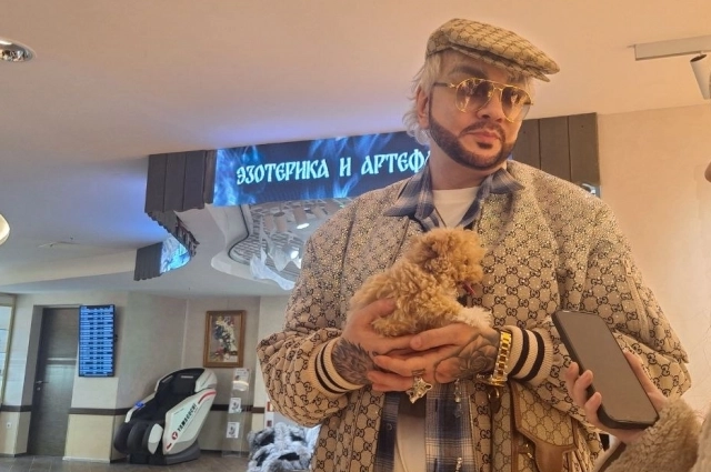 Певец приехал со своим любимцем Леонардо , с которым он не расстается. Пёсик породы мальтипу.