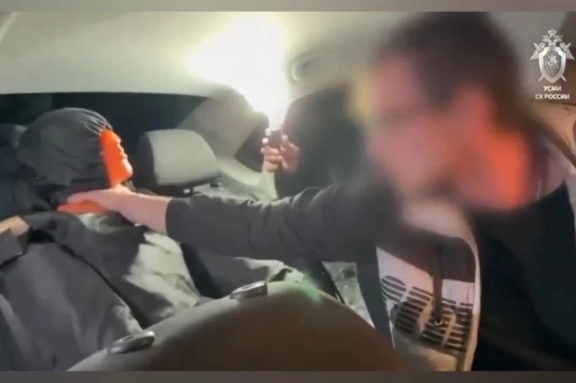 Обвиняемый показал как задушил девочку.