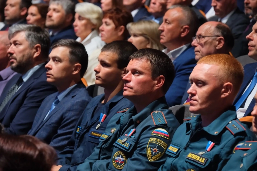 Губернатор поблагодарил пожарных, которые боролись с последствиями атак БПЛА.