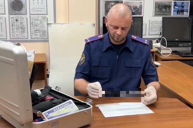 Криминалист СУ СК России по Омской области изучает орудие преступления. Криминалист СУ СК России по Омской области изучает орудие преступления. Фото: СУ СК России по Омской области.