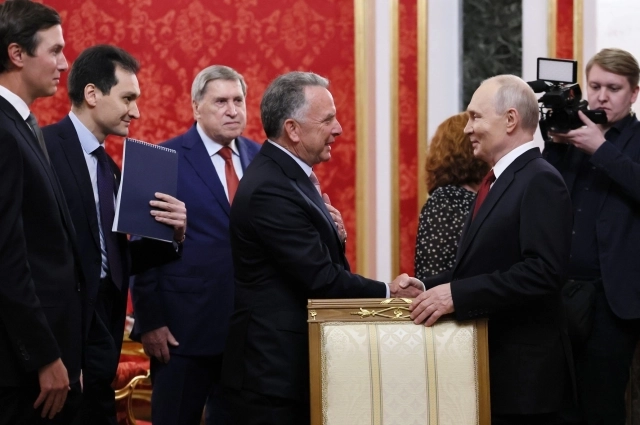 фотографии с переговоров Владимира Путина со спецпосланником президента США Стивом Уиткоффом и Джаредом Кушнером, которые прошли в Кремле.