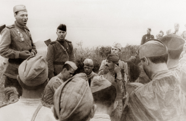 Герой Советского Союза Роман Смищук выступает перед однополчанами, 1944 год