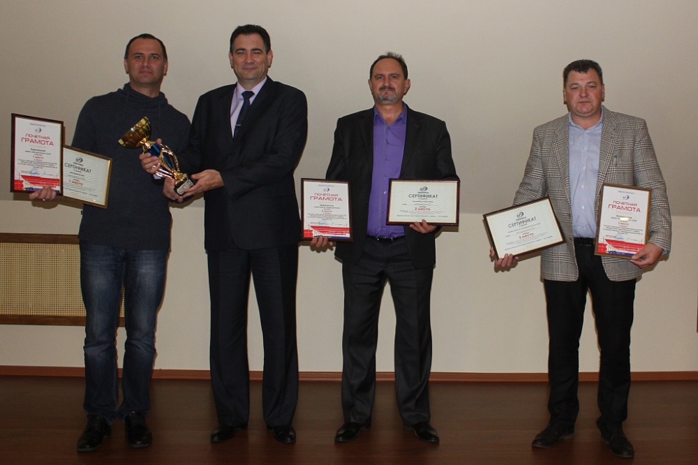 Руководителей лучших подразделений поздравил директор Филиала Андрей Сорокин (второй слева) .
